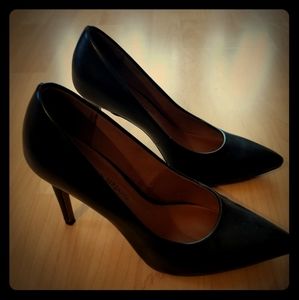 Christian Siriano black heels!